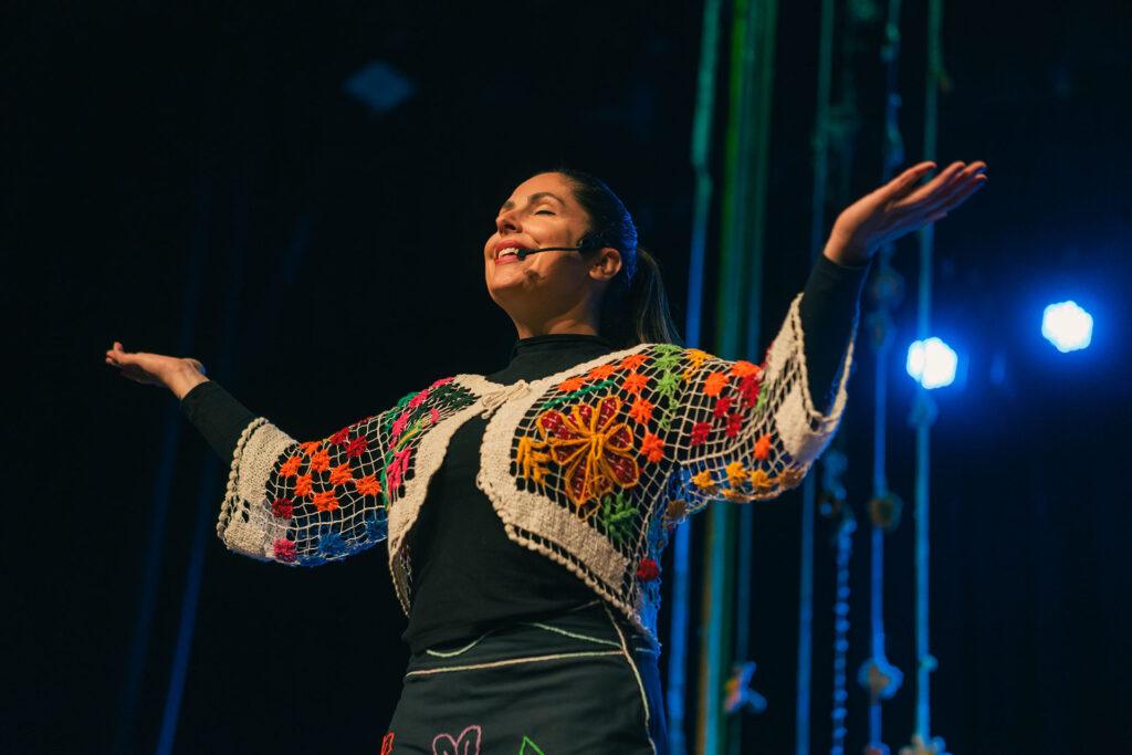 Fabiana Godoy faz apresentação de Ninho Musical